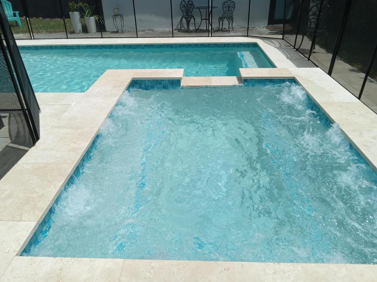 Design District 4 Bedroom Pool Hébergement de vacances *
